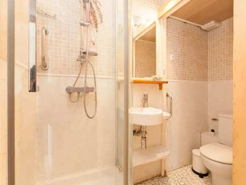 Светлая квартира с балконом в районе Эль-Путчет, Барселона. Фото:  12