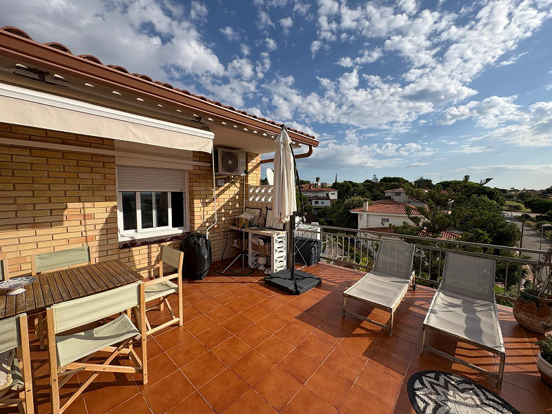 Отремонтированный пентхаус с большой террасой и видом на море в Кома-Руга, Эль-Вендрель. Фото:  1