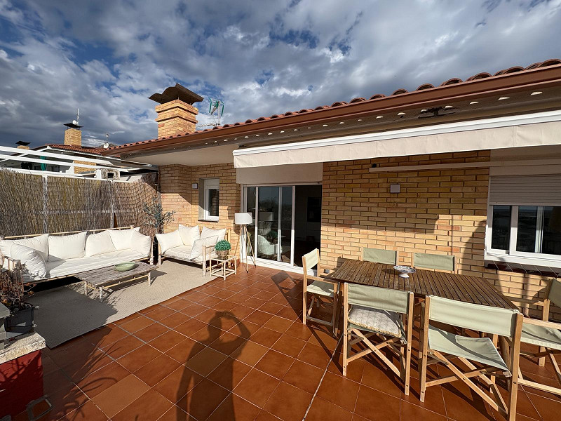 Отремонтированный пентхаус с большой террасой и видом на море в Кома-Руга, Эль-Вендрель. Фото:  2