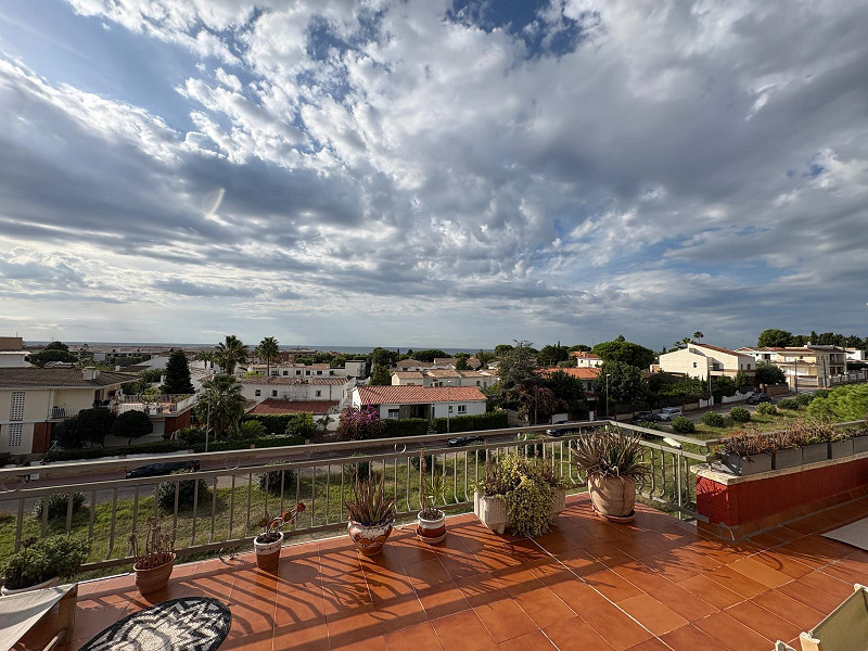 Отремонтированный пентхаус с большой террасой и видом на море в Кома-Руга, Эль-Вендрель. Фото:  3