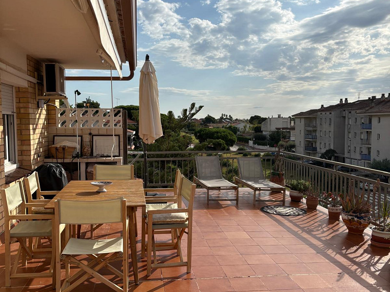 Отремонтированный пентхаус с большой террасой и видом на море в Кома-Руга, Эль-Вендрель. Фото:  4