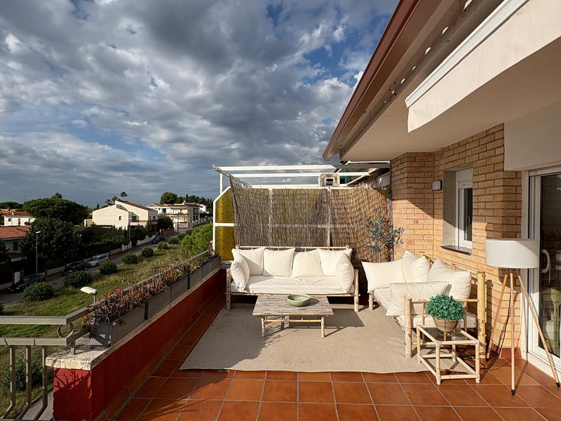 Отремонтированный пентхаус с большой террасой и видом на море в Кома-Руга, Эль-Вендрель. Фото:  5