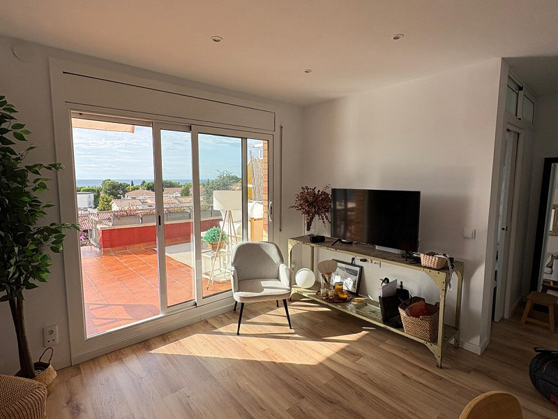 Отремонтированный пентхаус с большой террасой и видом на море в Кома-Руга, Эль-Вендрель. Фото:  6