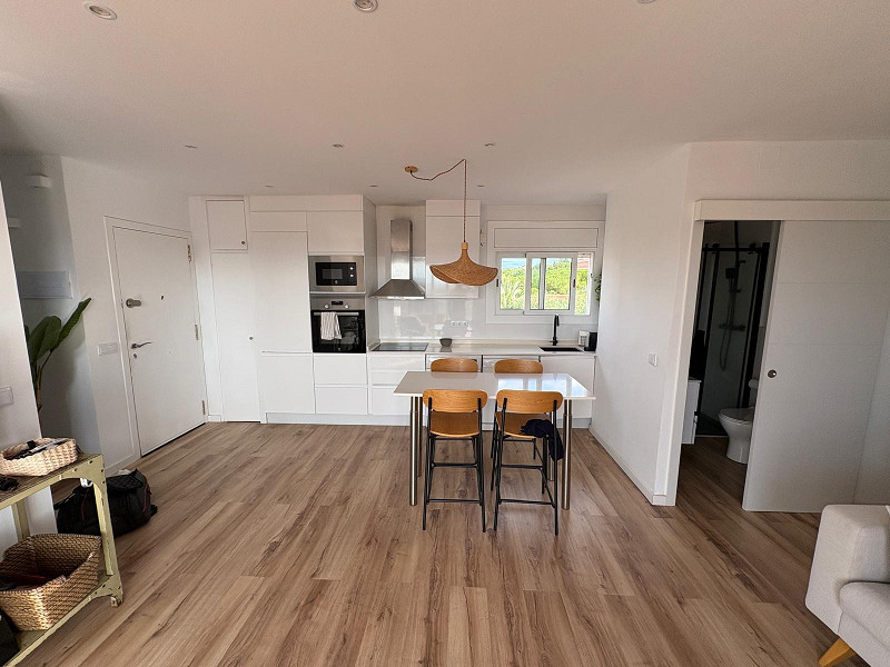 Отремонтированный пентхаус с большой террасой и видом на море в Кома-Руга, Эль-Вендрель. Фото:  11