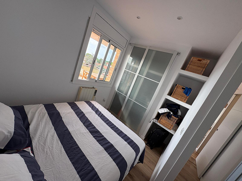 Отремонтированный пентхаус с большой террасой и видом на море в Кома-Руга, Эль-Вендрель. Фото:  15