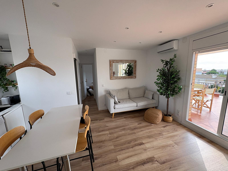 Отремонтированный пентхаус с большой террасой и видом на море в Кома-Руга, Эль-Вендрель. Фото:  20