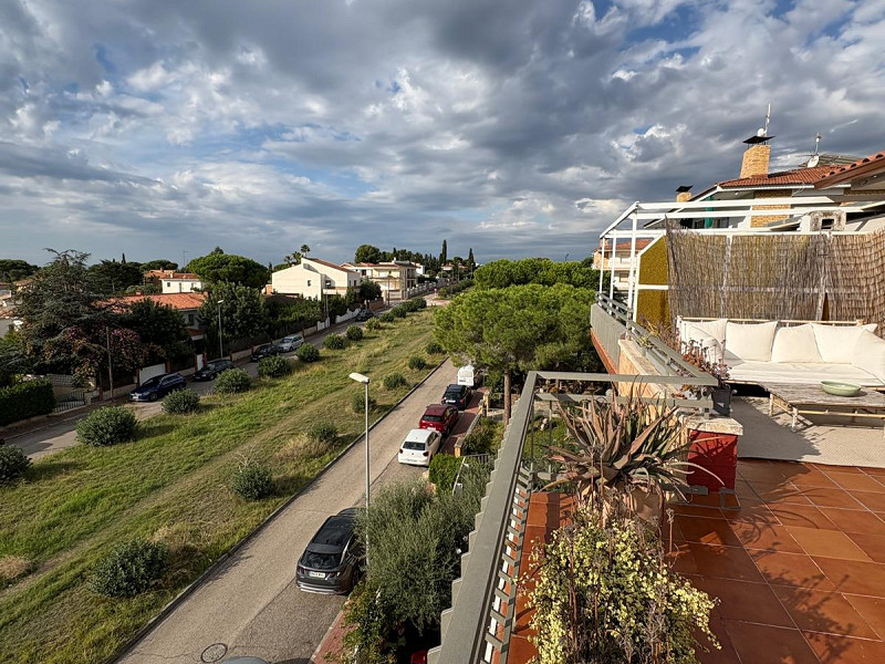 Отремонтированный пентхаус с большой террасой и видом на море в Кома-Руга, Эль-Вендрель. Фото:  22