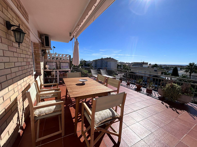 Отремонтированный пентхаус с большой террасой и видом на море в Кома-Руга, Эль-Вендрель. Фото:  23