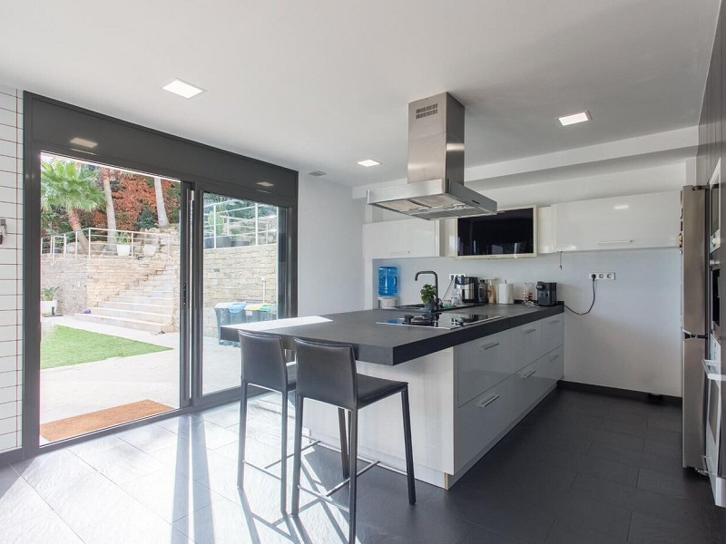 Роскошный современный дом в урбанизации Рокаферрера, Сант-Андреу-де-Льаванерес. Фото:  7