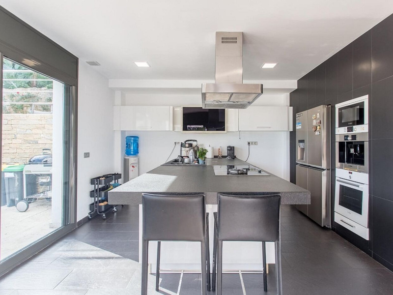 Роскошный современный дом в урбанизации Рокаферрера, Сант-Андреу-де-Льаванерес. Фото:  8