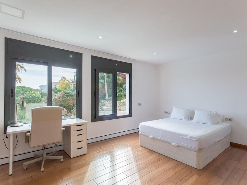 Роскошный современный дом в урбанизации Рокаферрера, Сант-Андреу-де-Льаванерес. Фото:  16