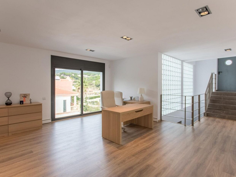 Роскошный современный дом в урбанизации Рокаферрера, Сант-Андреу-де-Льаванерес. Фото:  23