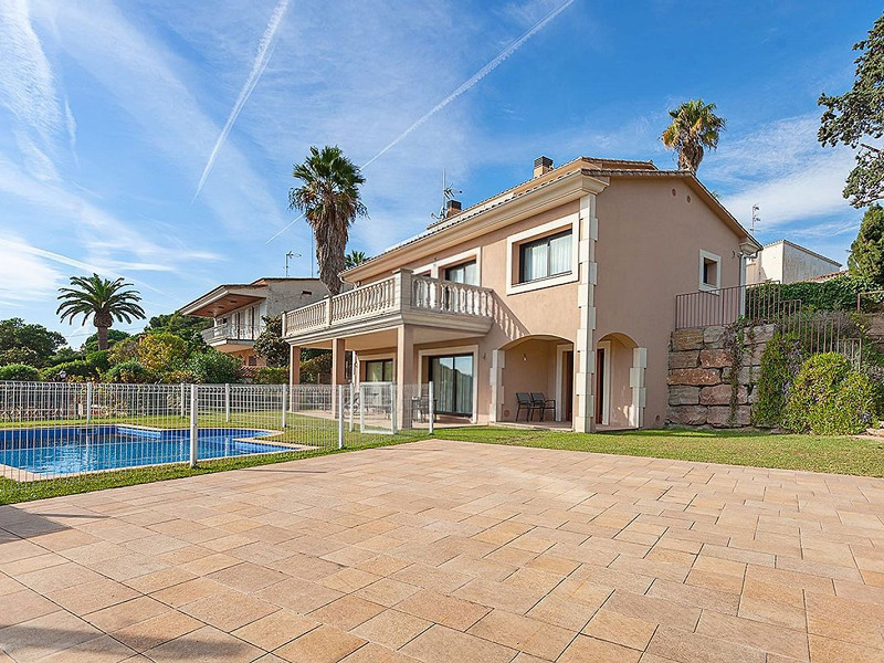Villa de lujo de estilo clásico frente al mar en la Costa Brava, situada en la prestigiosa urbanización La Montgoda, Lloret de Mar. Foto:  50