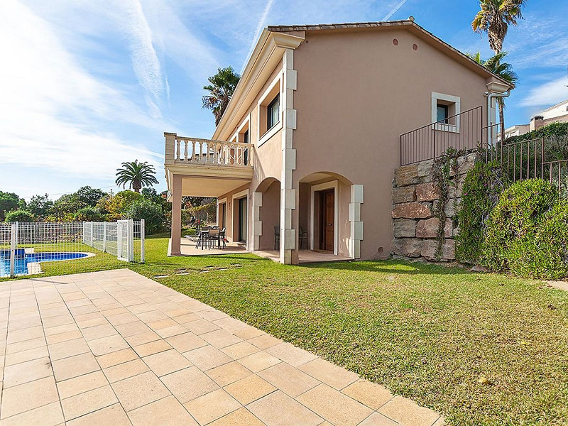 Villa de lujo de estilo clásico frente al mar en la Costa Brava, situada en la prestigiosa urbanización La Montgoda, Lloret de Mar. Foto:  49