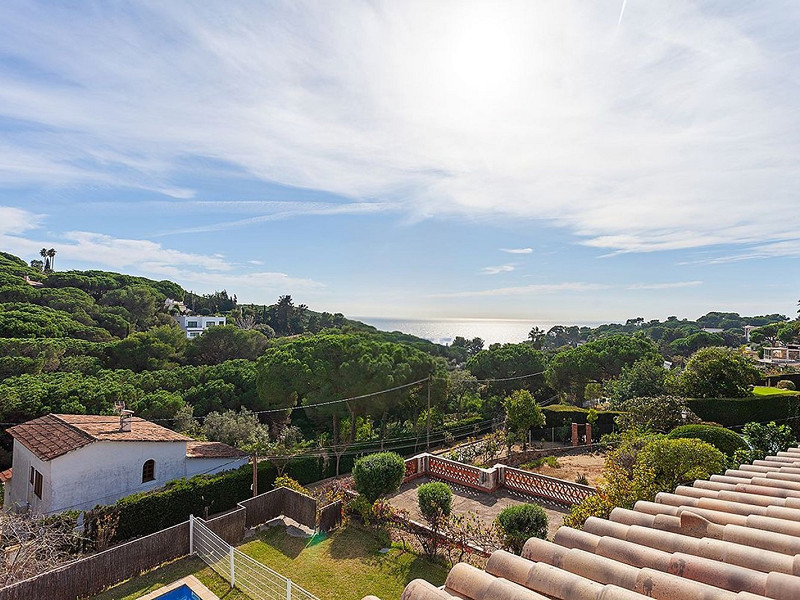 Villa de lujo de estilo clásico frente al mar en la Costa Brava, situada en la prestigiosa urbanización La Montgoda, Lloret de Mar. Foto:  39