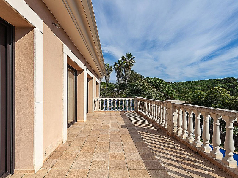 Villa de lujo de estilo clásico frente al mar en la Costa Brava, situada en la prestigiosa urbanización La Montgoda, Lloret de Mar. Foto:  40