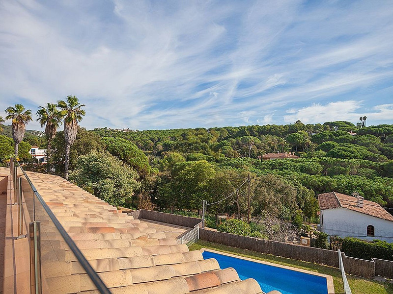 Villa de lujo de estilo clásico frente al mar en la Costa Brava, situada en la prestigiosa urbanización La Montgoda, Lloret de Mar. Foto:  38