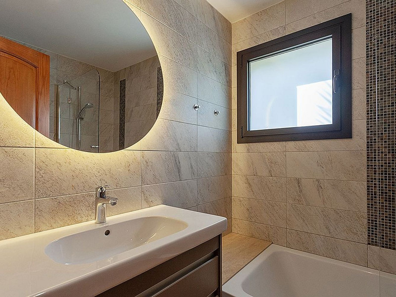 Villa de lujo de estilo clásico frente al mar en la Costa Brava, situada en la prestigiosa urbanización La Montgoda, Lloret de Mar. Foto:  30