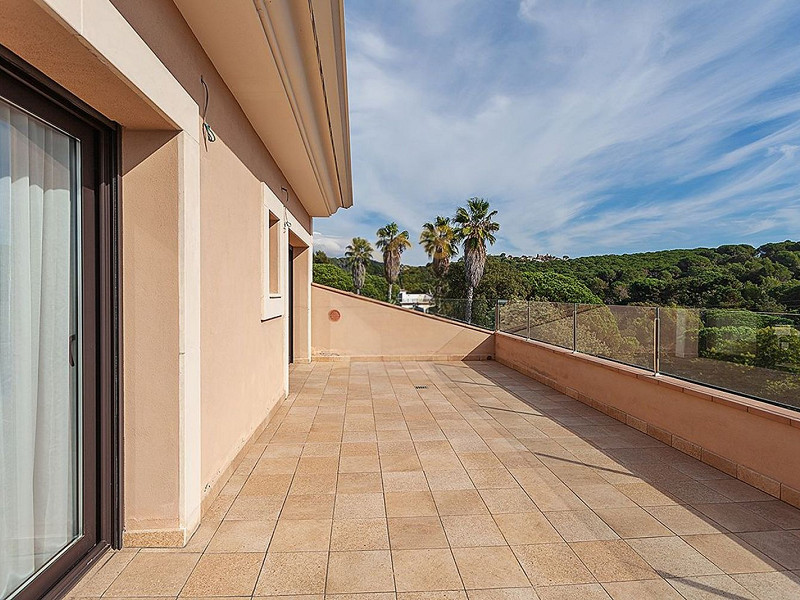 Villa de lujo de estilo clásico frente al mar en la Costa Brava, situada en la prestigiosa urbanización La Montgoda, Lloret de Mar. Foto:  21