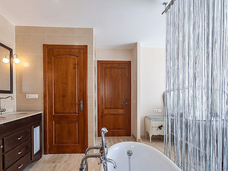 Villa de lujo de estilo clásico frente al mar en la Costa Brava, situada en la prestigiosa urbanización La Montgoda, Lloret de Mar. Foto:  45