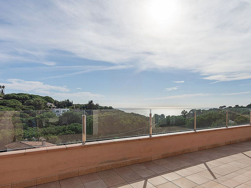 Villa de lujo de estilo clásico frente al mar en la Costa Brava, situada en la prestigiosa urbanización La Montgoda, Lloret de Mar. Foto:  37