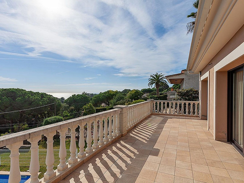 Villa de lujo de estilo clásico frente al mar en la Costa Brava, situada en la prestigiosa urbanización La Montgoda, Lloret de Mar. Foto:  23