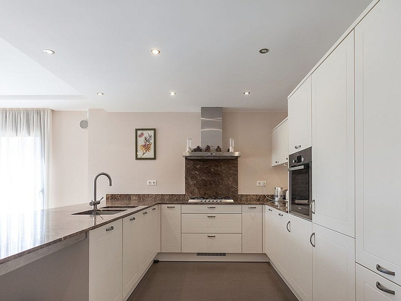 Villa de lujo de estilo clásico frente al mar en la Costa Brava, situada en la prestigiosa urbanización La Montgoda, Lloret de Mar. Foto:  11