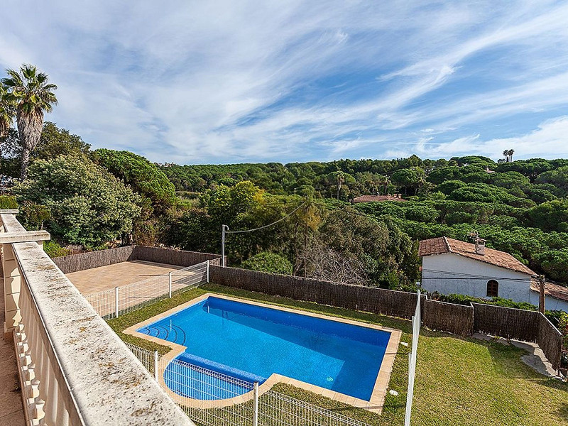 Villa de lujo de estilo clásico frente al mar en la Costa Brava, situada en la prestigiosa urbanización La Montgoda, Lloret de Mar. Foto:  22