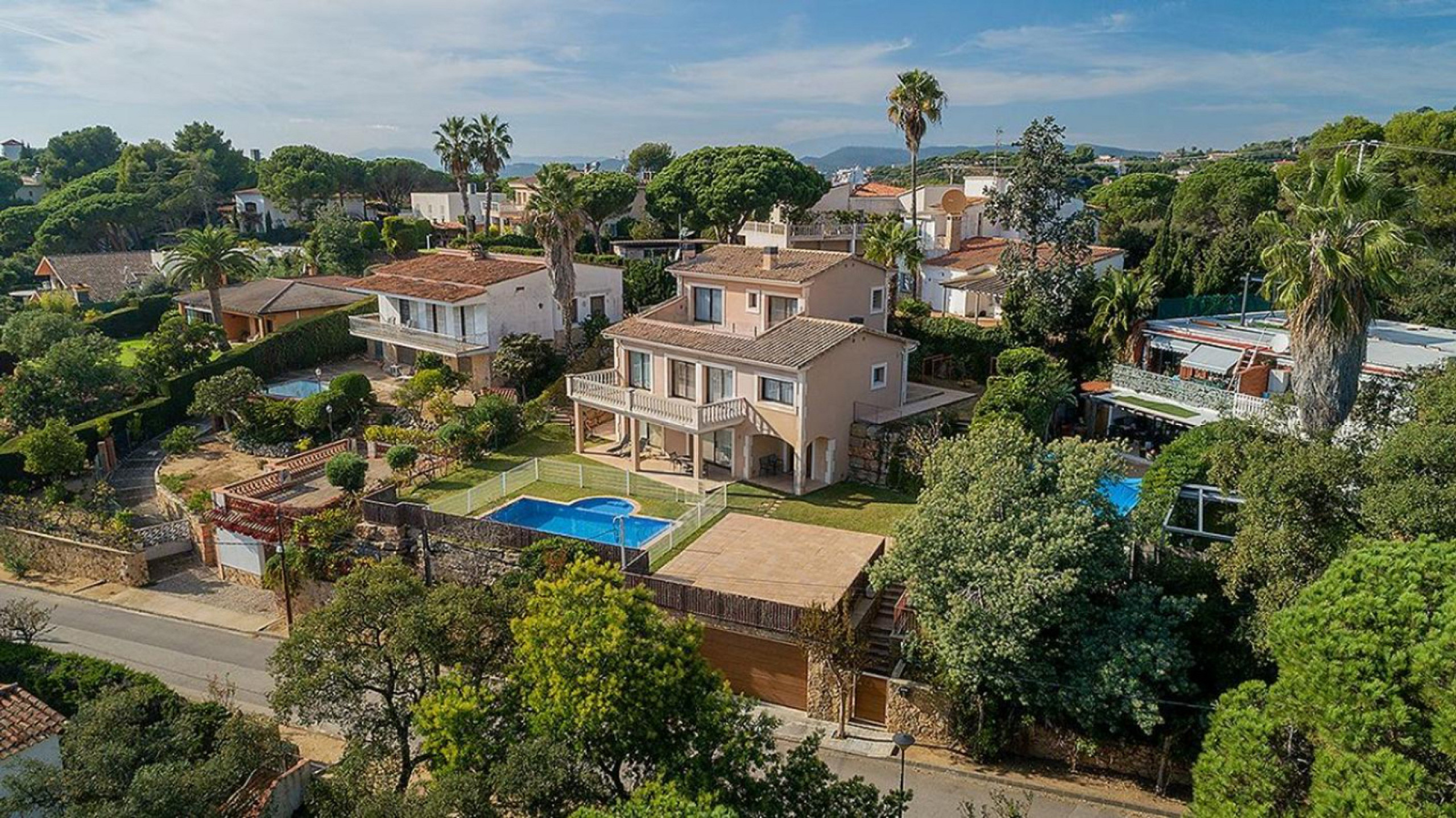 Villa de lujo de estilo clásico frente al mar en la Costa Brava, situada en la prestigiosa urbanización La Montgoda, Lloret de Mar