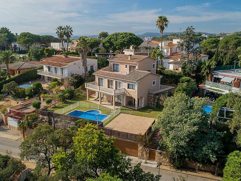 Элитная вилла у моря в классическом стиле, расположенная в престижной урбанизации Ла Монтгода, на побережье Коста-Бравы рядом с Льорет-де-Мар