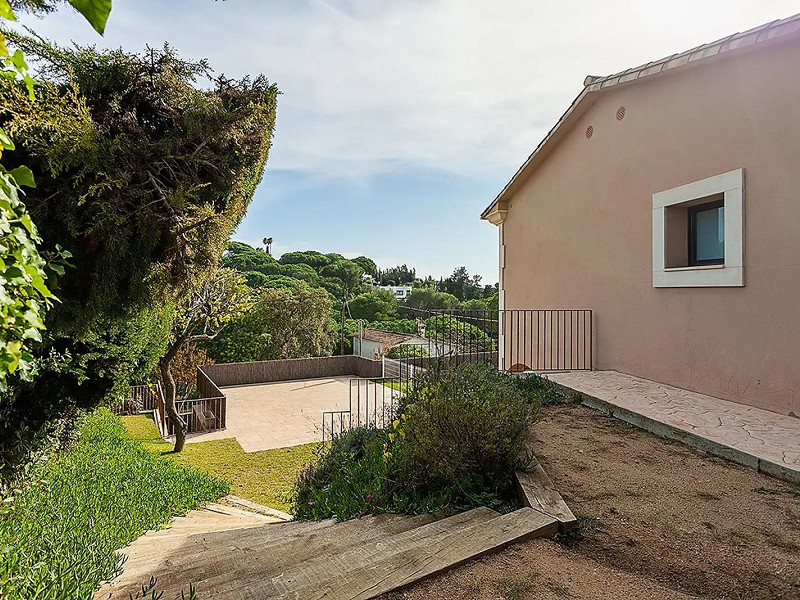 Villa de lujo de estilo clásico frente al mar en la Costa Brava, situada en la prestigiosa urbanización La Montgoda, Lloret de Mar. Foto:  47