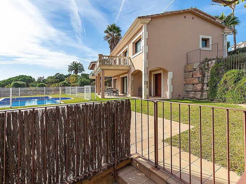 Villa de lujo de estilo clásico frente al mar en la Costa Brava, situada en la prestigiosa urbanización La Montgoda, Lloret de Mar. Foto:  48