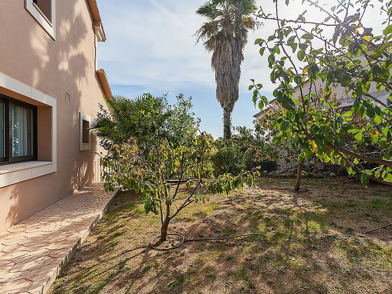 Villa de lujo de estilo clásico frente al mar en la Costa Brava, situada en la prestigiosa urbanización La Montgoda, Lloret de Mar. Foto:  52