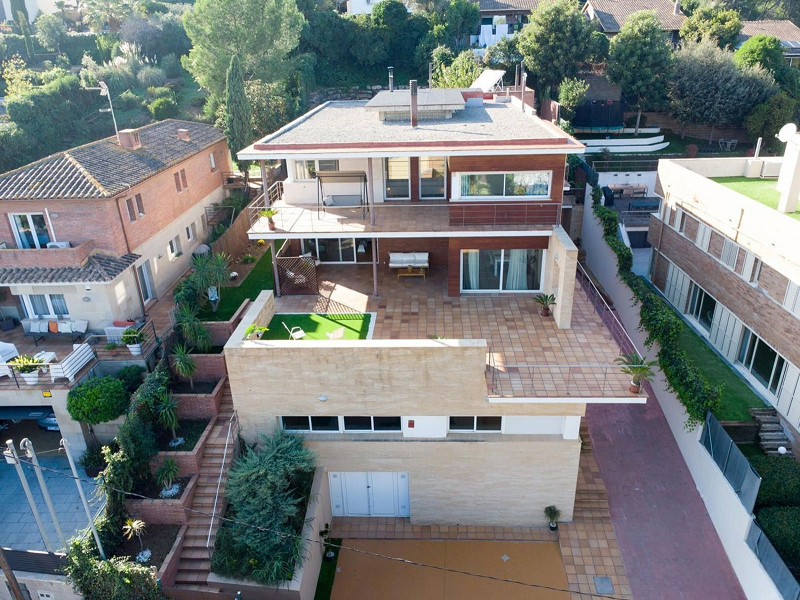 High-End Contemporary Villa with Garden and Pool in Sant Cugat del Valles, Barcelona. Photo:  2