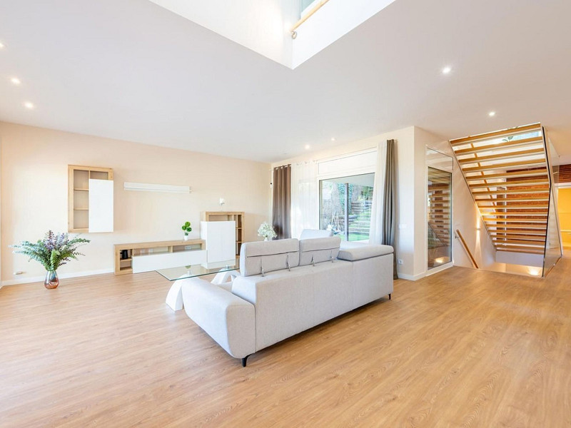 High-End Contemporary Villa with Garden and Pool in Sant Cugat del Valles, Barcelona. Photo:  15