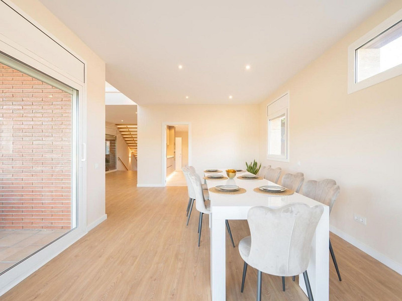 High-End Contemporary Villa with Garden and Pool in Sant Cugat del Valles, Barcelona. Photo:  21