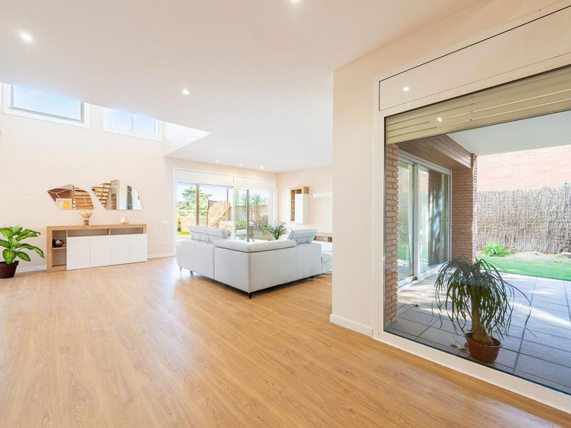 High-End Contemporary Villa with Garden and Pool in Sant Cugat del Valles, Barcelona. Photo:  19