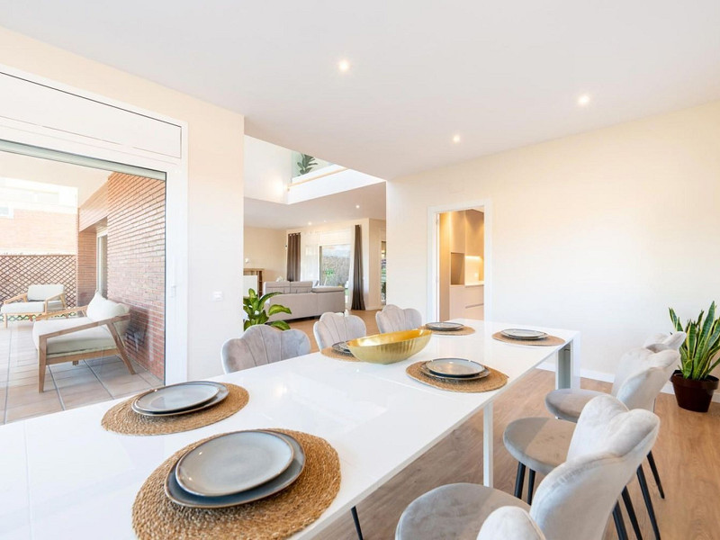 High-End Contemporary Villa with Garden and Pool in Sant Cugat del Valles, Barcelona. Photo:  22