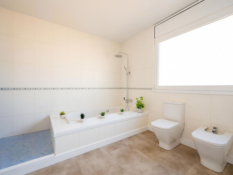 High-End Contemporary Villa with Garden and Pool in Sant Cugat del Valles, Barcelona. Photo:  30