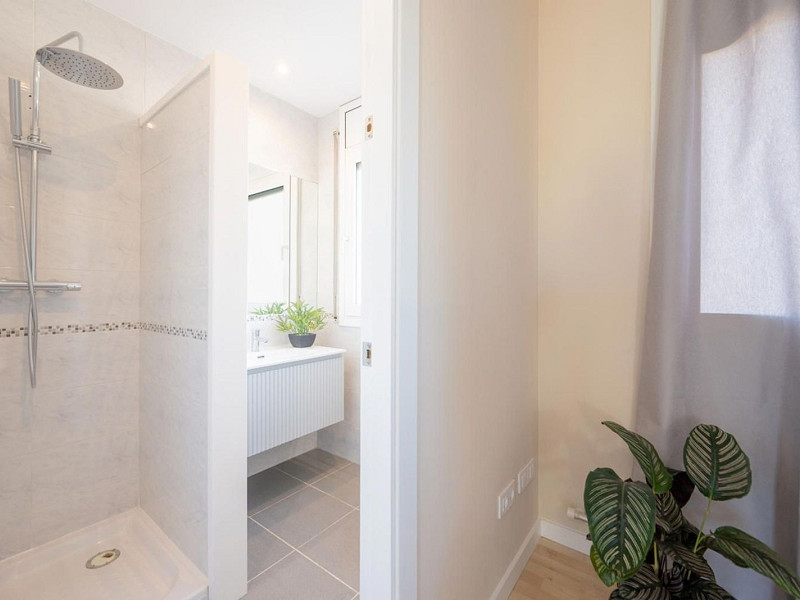 High-End Contemporary Villa with Garden and Pool in Sant Cugat del Valles, Barcelona. Photo:  28