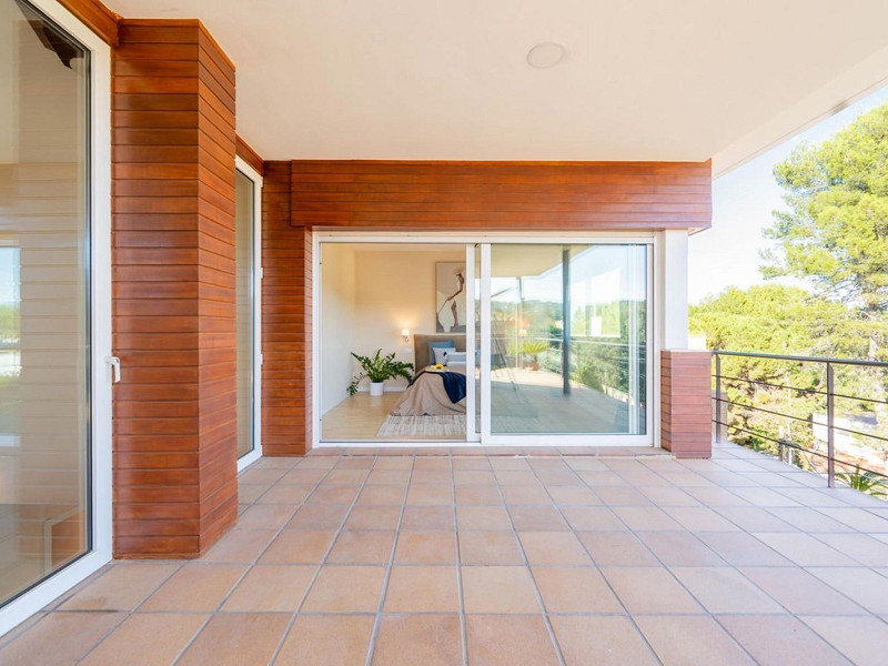 High-End Contemporary Villa with Garden and Pool in Sant Cugat del Valles, Barcelona. Photo:  36