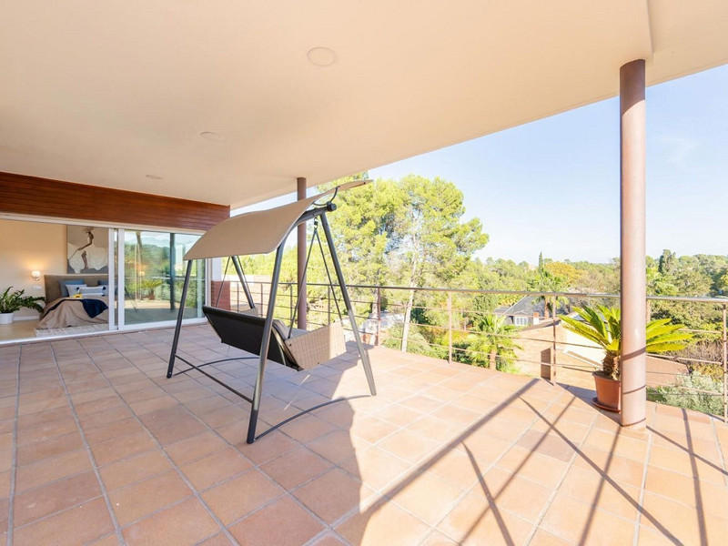 High-End Contemporary Villa with Garden and Pool in Sant Cugat del Valles, Barcelona. Photo:  32