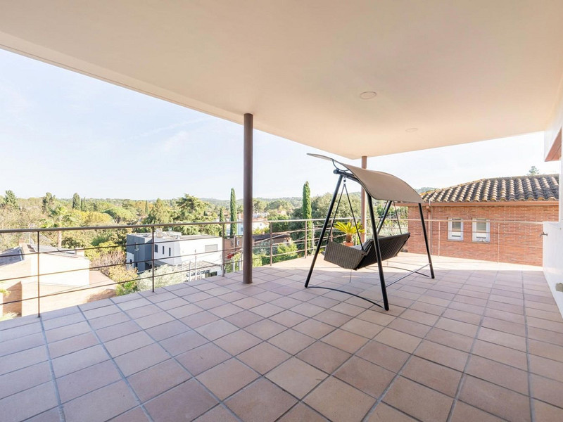 High-End Contemporary Villa with Garden and Pool in Sant Cugat del Valles, Barcelona. Photo:  33