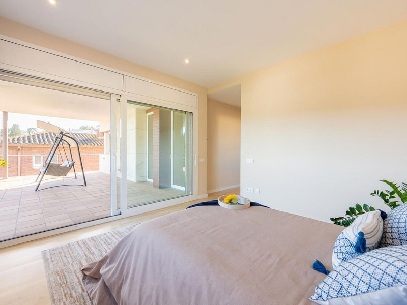 High-End Contemporary Villa with Garden and Pool in Sant Cugat del Valles, Barcelona. Photo:  34