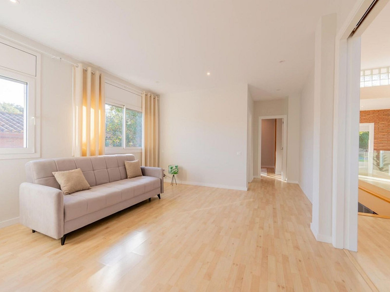 High-End Contemporary Villa with Garden and Pool in Sant Cugat del Valles, Barcelona. Photo:  38