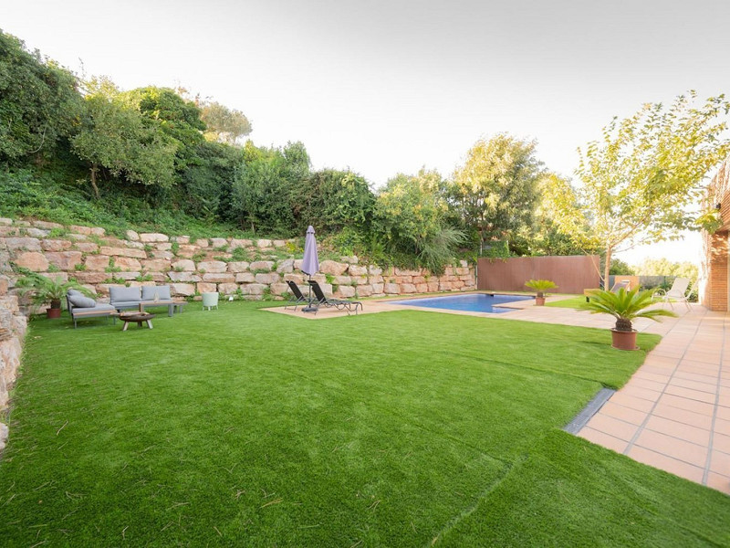 High-End Contemporary Villa with Garden and Pool in Sant Cugat del Valles, Barcelona. Photo:  46