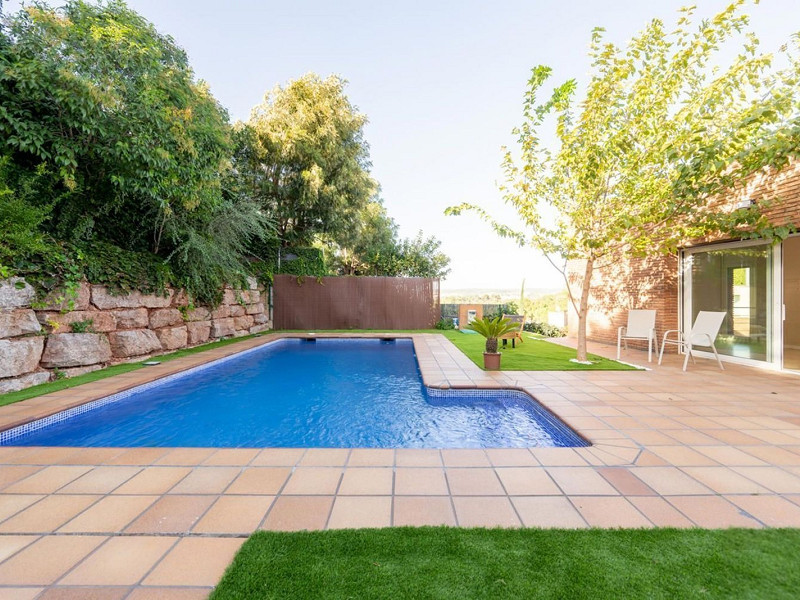 High-End Contemporary Villa with Garden and Pool in Sant Cugat del Valles, Barcelona. Photo:  51