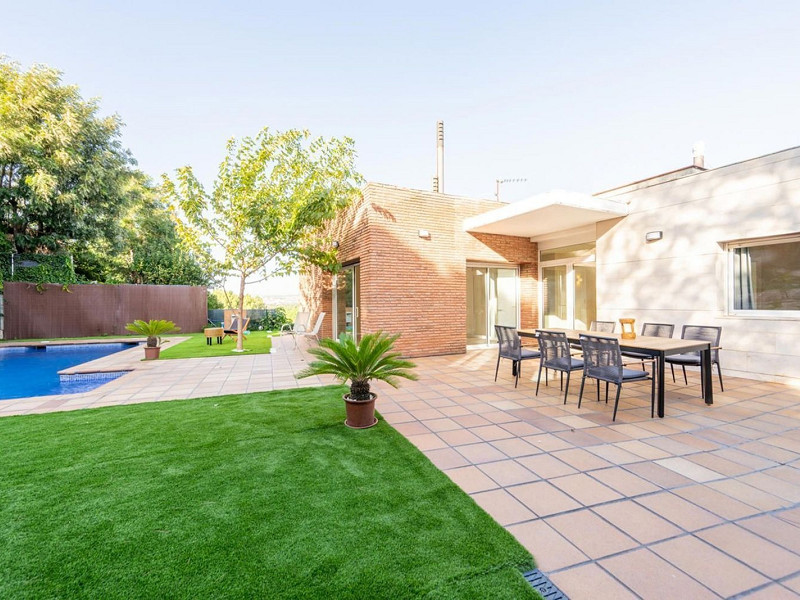 High-End Contemporary Villa with Garden and Pool in Sant Cugat del Valles, Barcelona. Photo:  49