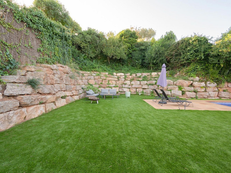 High-End Contemporary Villa with Garden and Pool in Sant Cugat del Valles, Barcelona. Photo:  48