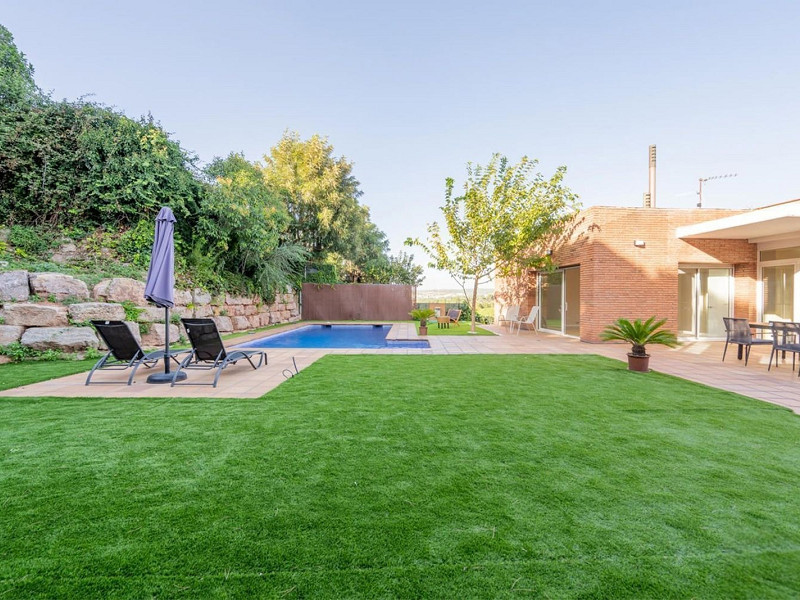 High-End Contemporary Villa with Garden and Pool in Sant Cugat del Valles, Barcelona. Photo:  47